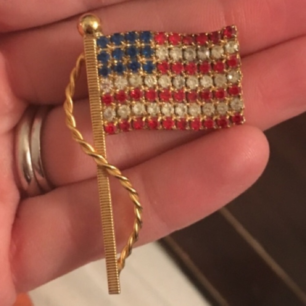 🇺🇸 Two Vintage American Flag 🇺🇸 Brooch Pins